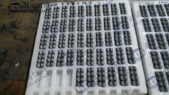 Спеченные керамические пластины Bulletroof из карбида кремния (SiC) с низкой плотностью, высокой прочностью и высокой твердостью поставщик